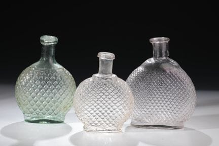 Lot hétéroclite de trois bouteilles à liqueur de l