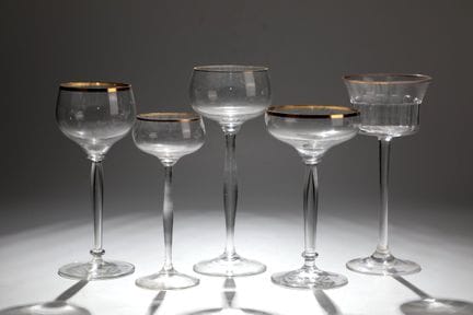 Cinq verres à boire, dont certains provenant de la