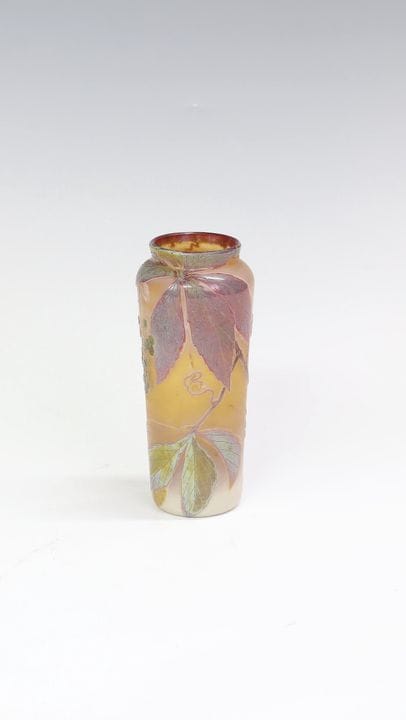 Vase orné d'un motif de vigne sauvage
Vase orné d'