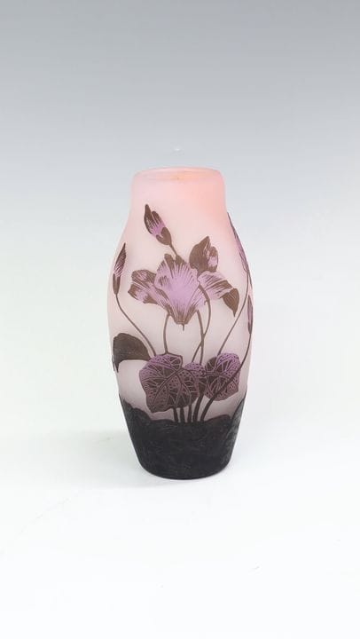 Vase avec des cyclamens, Glashüttenwerke Weißwasse
