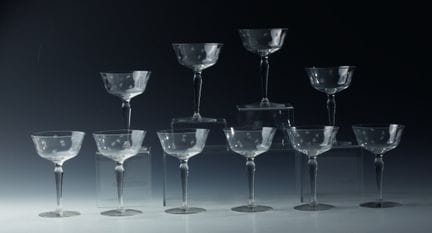 Lot de dix verres à pied pour martini et champagne