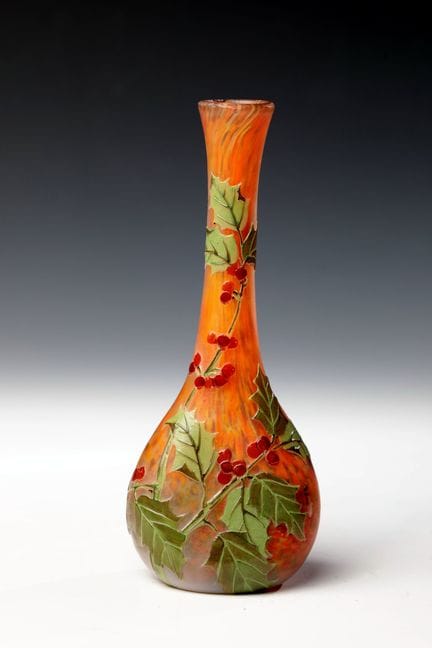 Vase à col long orné de houx
Vase à col long orné 