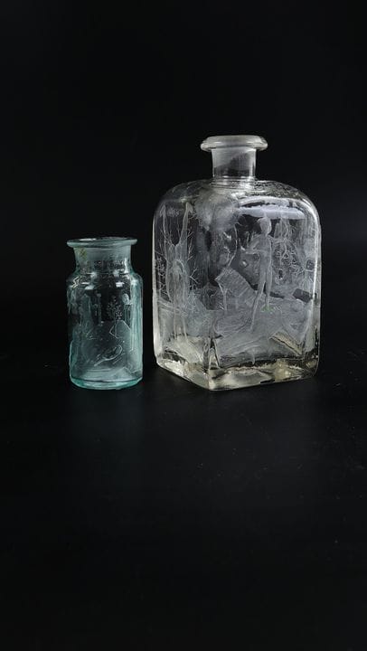 Deux bouteilles au décor surréaliste de Kristian K