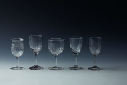 Lot assorti de cinq verres à liqueur
Lot assorti d