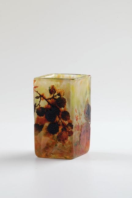 Vase carré orné d'un motif de mûres « Mûres », Dau