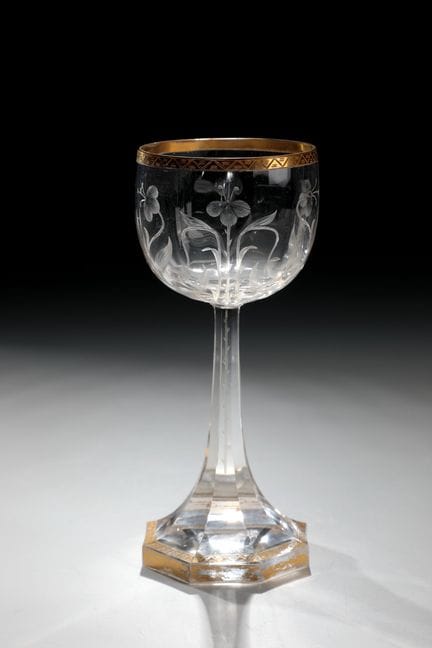 Verre à vin datant d'environ 1900. Verre incolore.