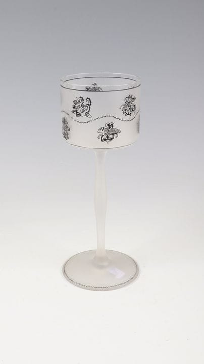Verre à vin rare orné de créatures mythiques
Verre
