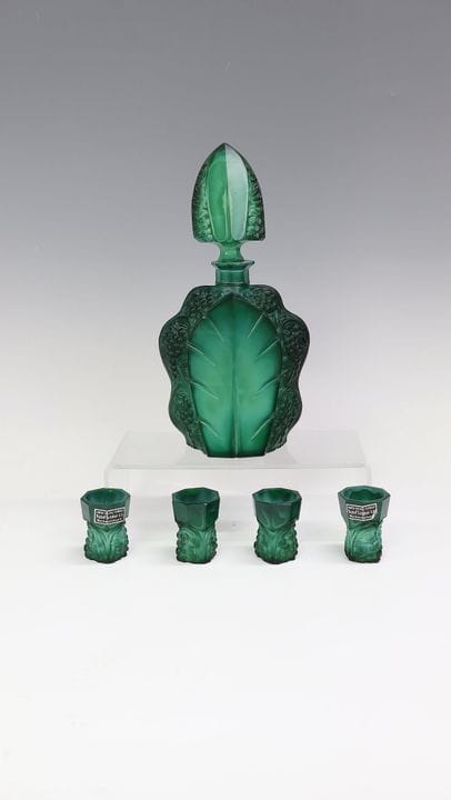 Carafe à liqueur avec bouchon et quatre verres à l