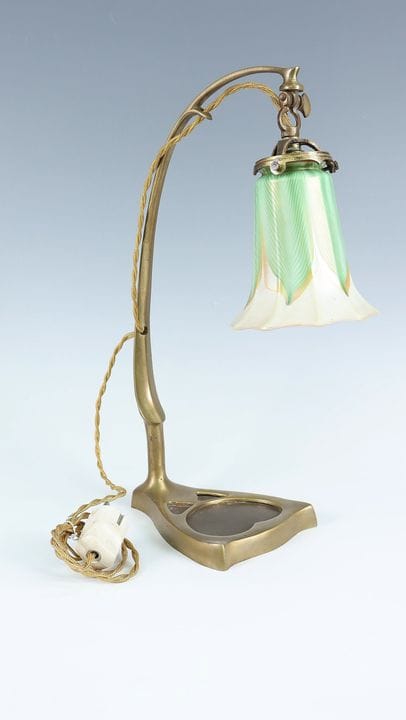 Lámpara de mesa Art Nouveau con pantalla «Quezal»
