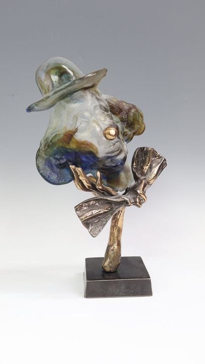 《小丑》伊夫·洛赫（生于1947年） 多色玻璃釉与青铜。 大型、造型感强烈的丑角头像，戴着帽子，带有