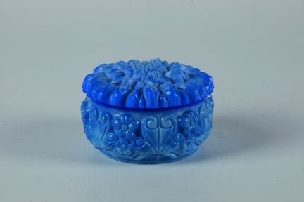 带盖罐
带盖盒 库尔特·施莱沃格特（Curt Schlevogt），加布隆茨（Gablonz），19