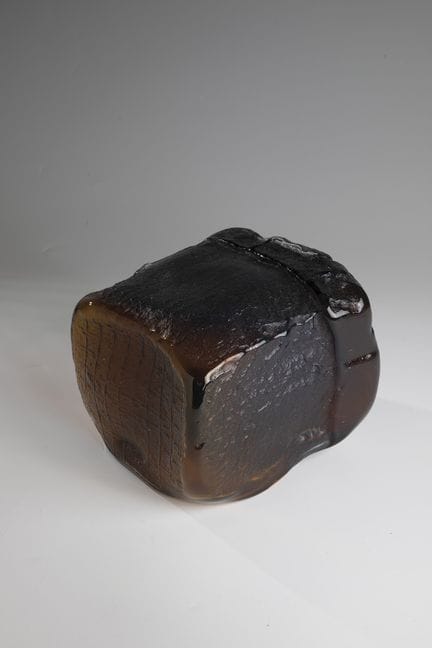 Objet de Bernard Heesen, 1988. Verre brun rougeâtr