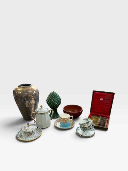 Set composto da un vaso a forma di balaustra in ce