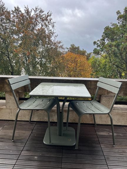 FERMOB Luxembourg 金属花园餐桌及两把椅子