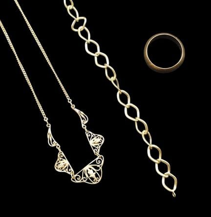 Set in oro giallo 9K 375 millesimi, composto da: 
