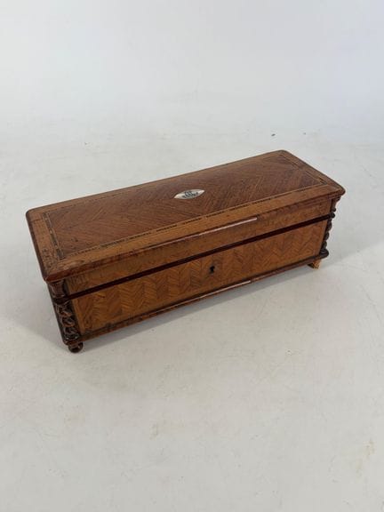 P. SORMANI, 111 rue du Temple
Portaguanti in legno