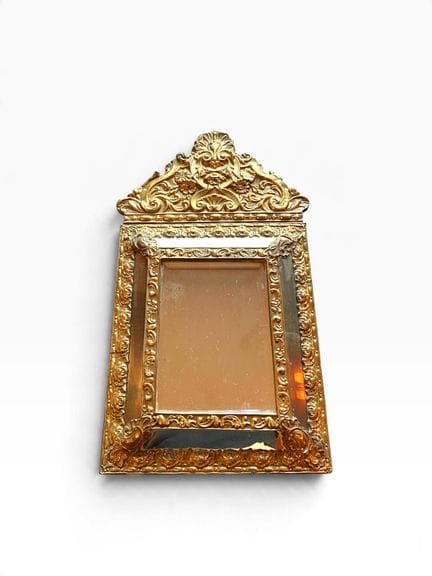 Specchio con cornici in ottone sbalzato, frontone 
