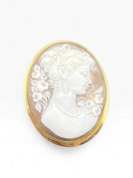 Brosche aus 18 Karat Gelbgold (750) mit einer Kame