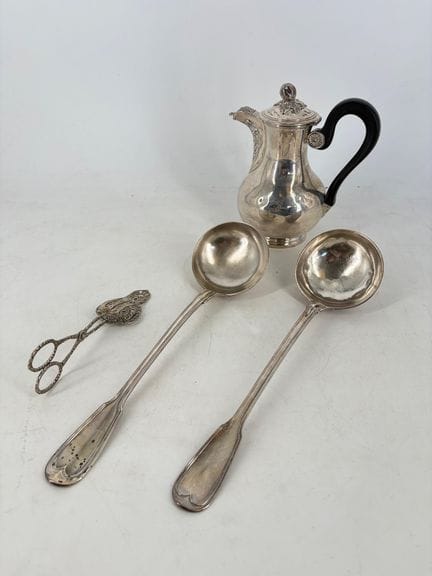 PLATA 
Dos cucharones y una tetera con asa de made