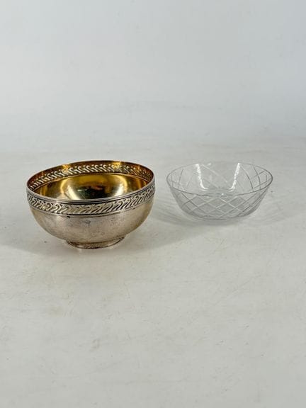 Ciotolina in argento 800 con bordo traforato. 
Int