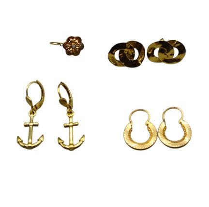 Tres pares de pendientes de oro amarillo de 18 qui