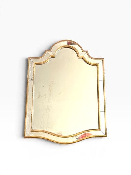 Specchio con cornice in legno dorato 
XX secolo 
E