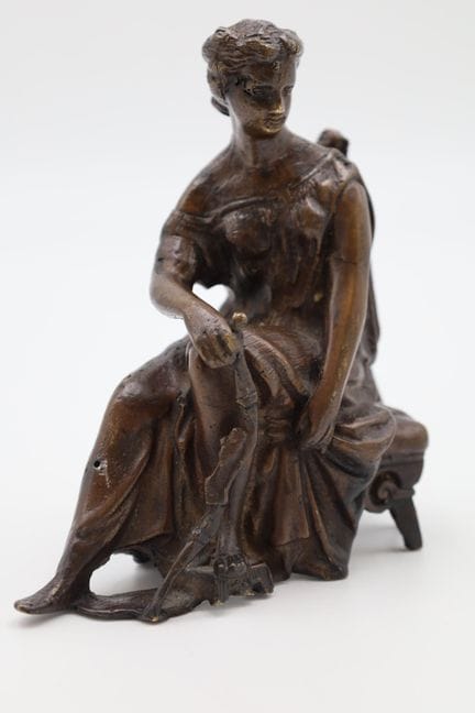 Piccola statuetta in bronzo con patina marrone raf
