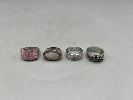 Cuatro anillos de plata de ley 925, adornados con 