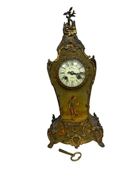 Orologio da tavolo laccato di verde con decorazion