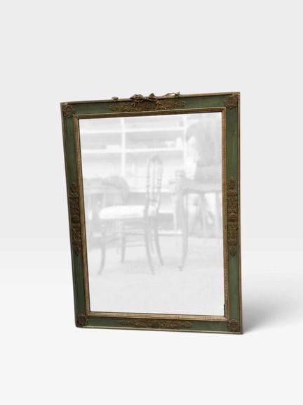 Specchio con cornice rettangolare in legno laccato