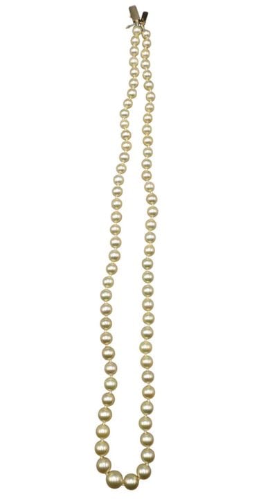Collar de 72 perlas de cultivo. 
Longitud: 51 cm