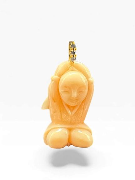Colgante de coral tallado con la figura de un niño