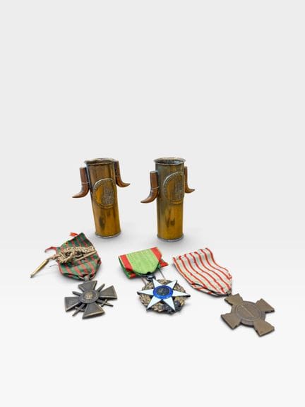 MILITARIA 
Due bossoli in ottone, con una placca r