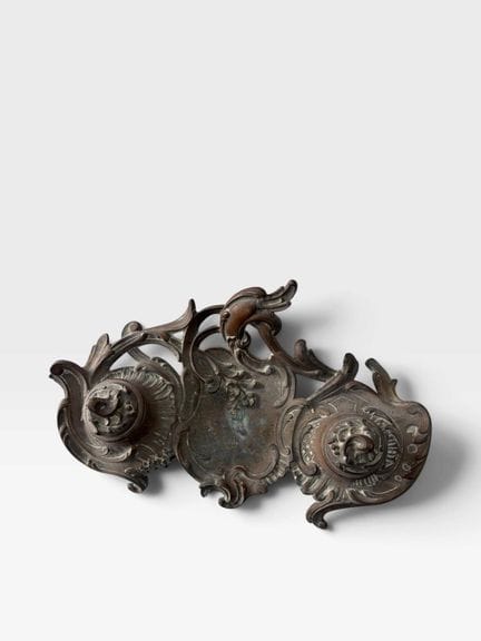 Calamaio da tavolo in bronzo, dalla forma sinuosa,