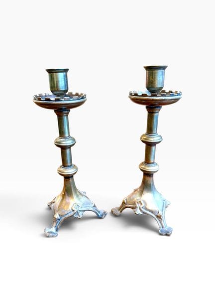 Coppia di statue borghesi in bronzo, con decorazio