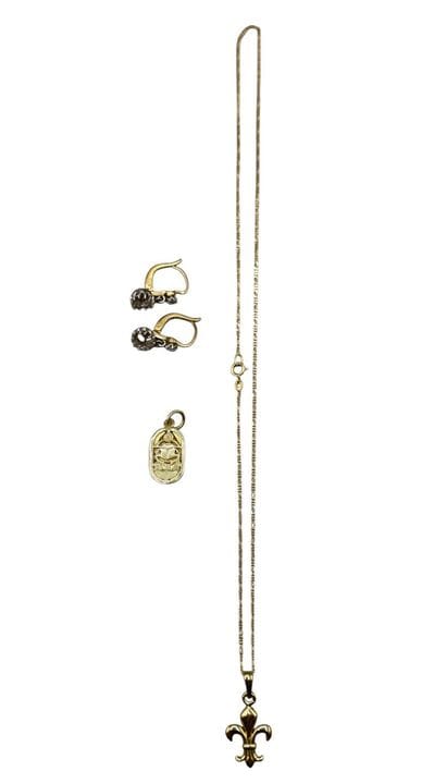 Un conjunto de oro de 18 quilates (900 milésimas) 