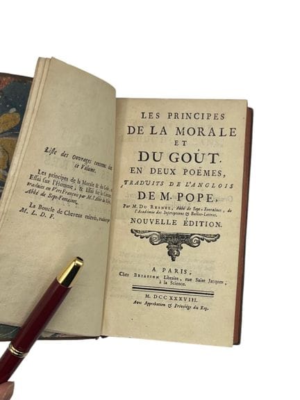 POPE (A.)。 《两首诗中的道德与品味原则》。译自波普先生的英文原作。巴黎，布里亚松出版社，1