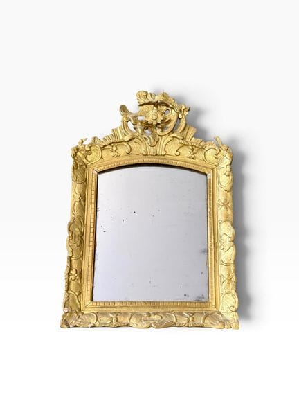 Specchio in legno e stucco ridorato con bronzina. 