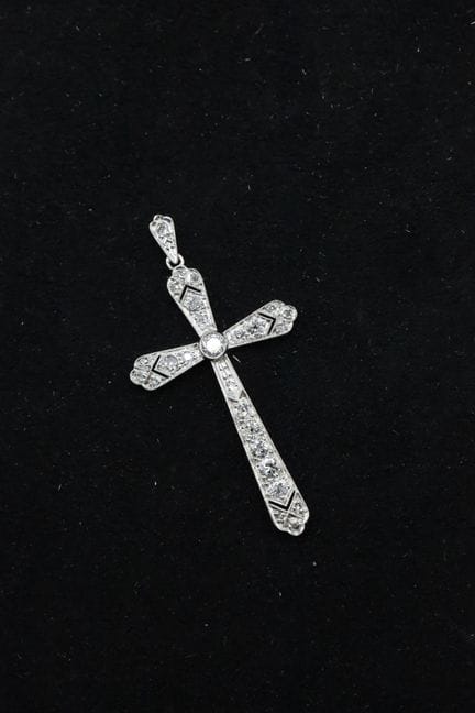 ACDC
Colgante en forma de cruz de oro blanco de 18