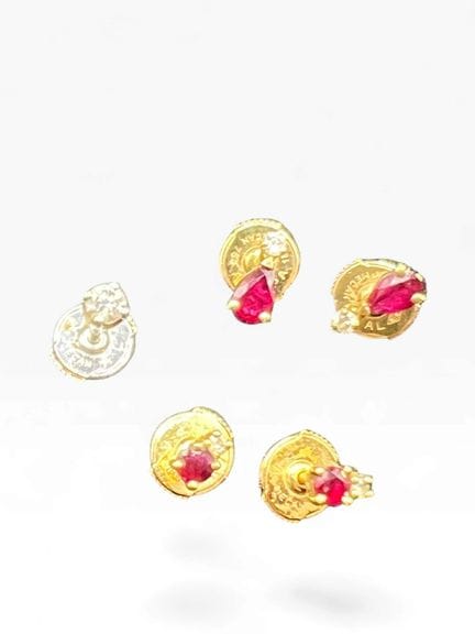 Dos pares de pendientes adornados con piedras roja