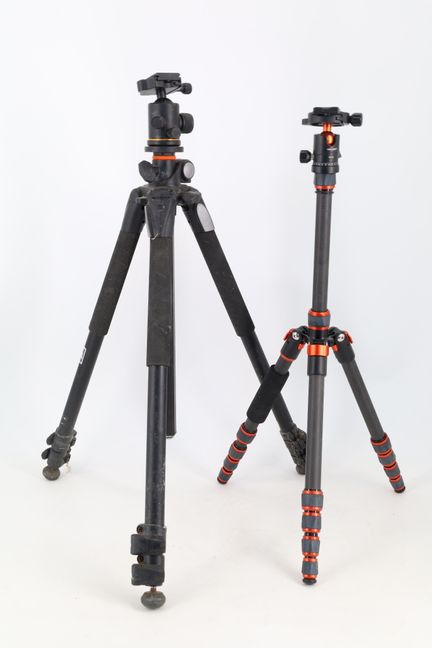 Set di due treppiedi per fotocamere: 
- Treppiede 