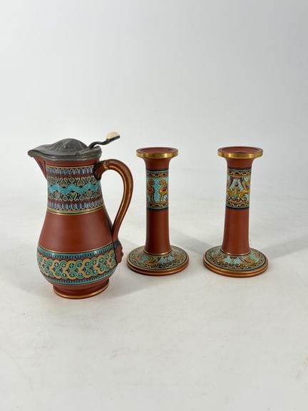 一对饰有狮鹫图案的多色釉烛台。
其中一件带有“English Terra Cotta, Dépôt 