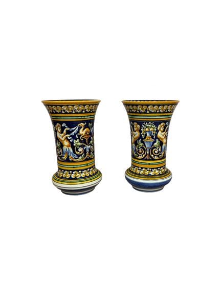 GIEN
Coppia di vasi a corno in maiolica con decora