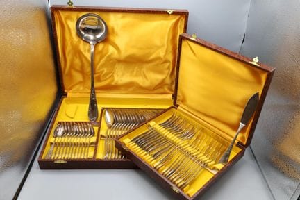 Juego de cubertería de metal plateado con decoraci