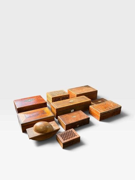 Set di 9 scatole in noce, con venature a lente e/o