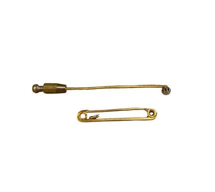 Set bestehend aus einer Anstecknadel aus 18 Karat 
