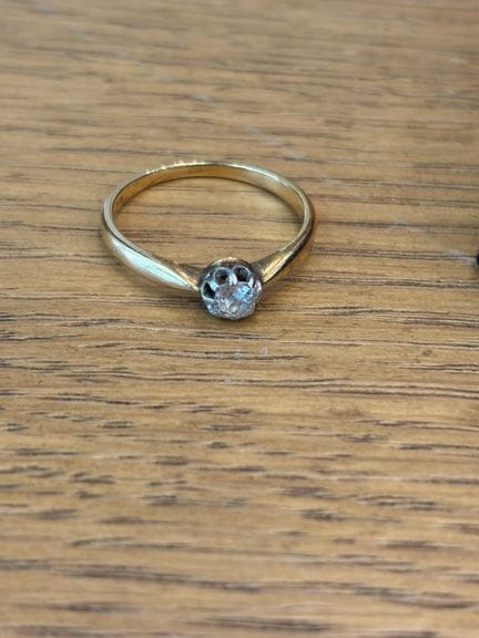 Anillo solitario de oro amarillo de 18 quilates (7