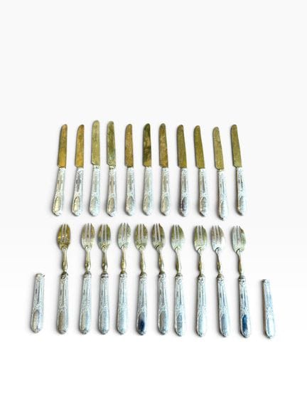 9 tenedores y 11 cuchillos de metal plateado con m