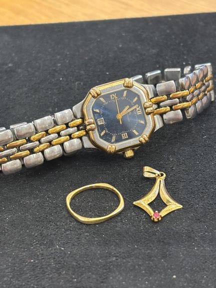 MAURICE LACROIX 
Reloj de acero y chapado en oro. 