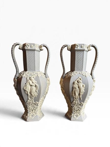 Wedgwood, in stile
Coppia di vasi a due manici in 